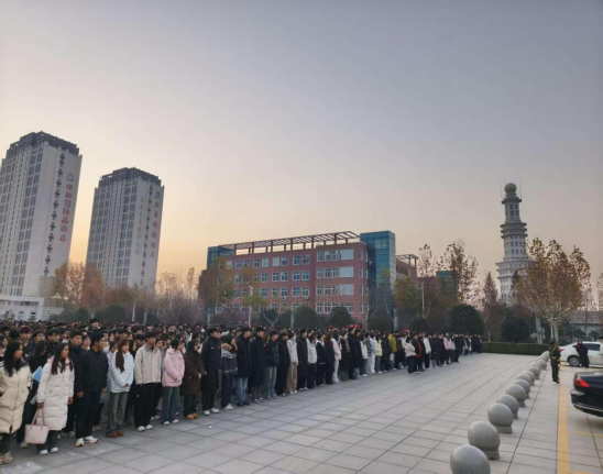 周口文理职业学院举行纪念“一二·九”运动九十周年主题升旗仪式