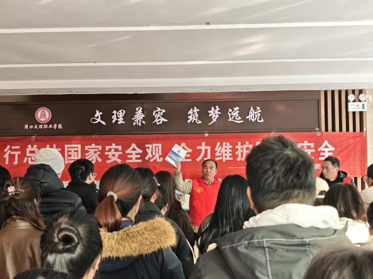 周口文理职业学院组织“青马班”学员参与“宪法护航 反邪同行”主题宣传活动