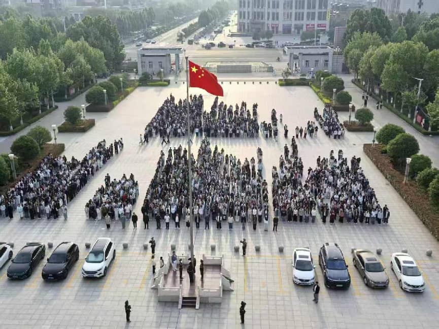 国旗飘扬迎双节 青春奋进新征程——周口文理职业学院举行2026年度第二次升旗仪式